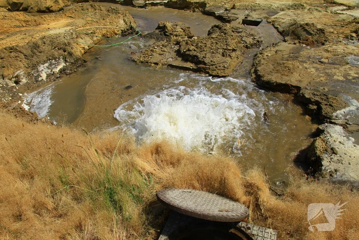 Waterleiding gesprongen op bouwterrein