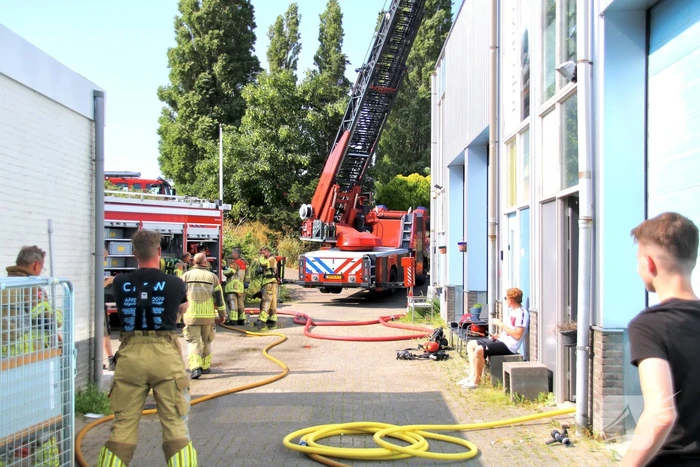 Brand op dak van bedrijfspand