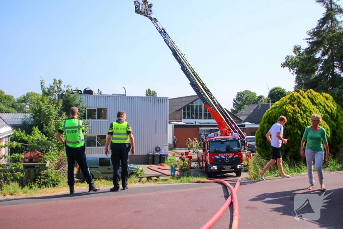 Brand op dak van bedrijfspand