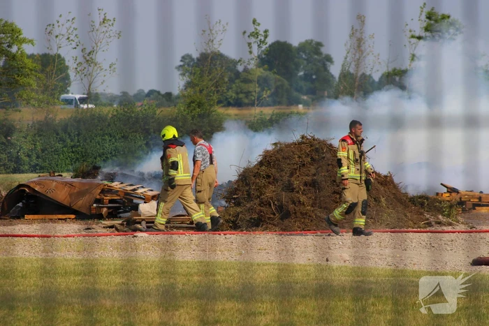 Hevige buitenbrand op terrein van bedrijf