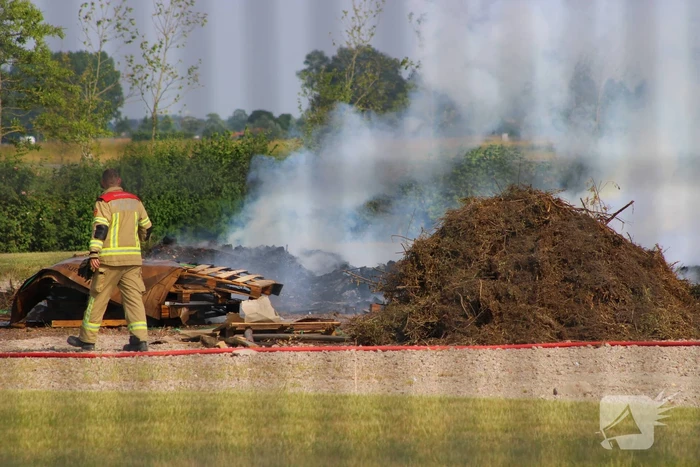 Hevige buitenbrand op terrein van bedrijf