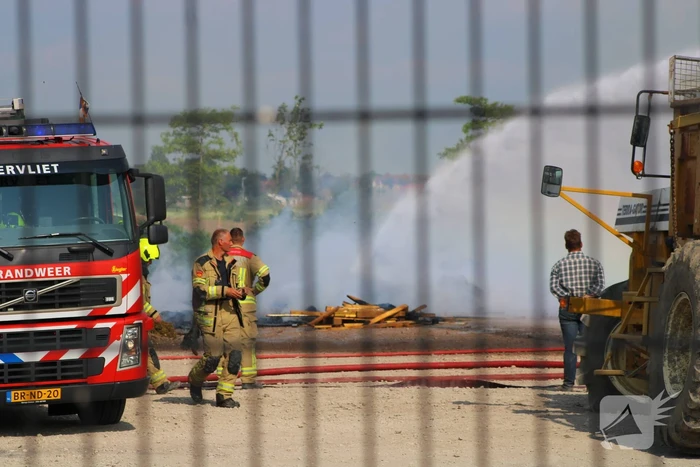 Hevige buitenbrand op terrein van bedrijf