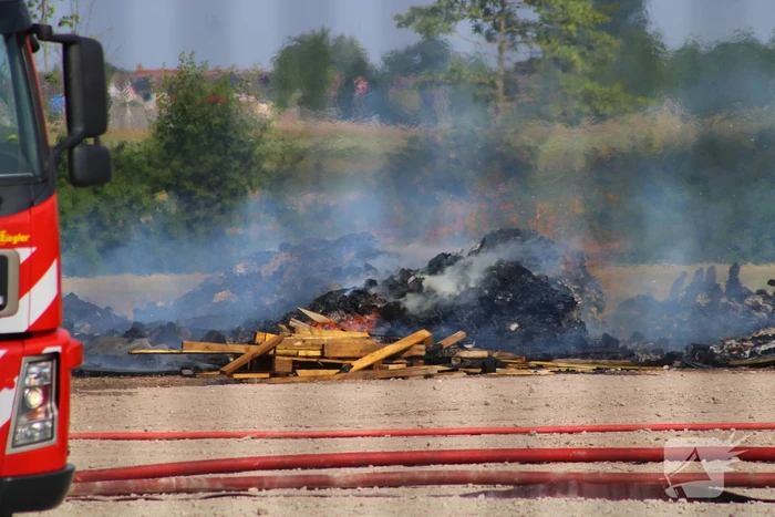 Hevige buitenbrand op terrein van bedrijf
