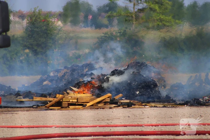 Hevige buitenbrand op terrein van bedrijf