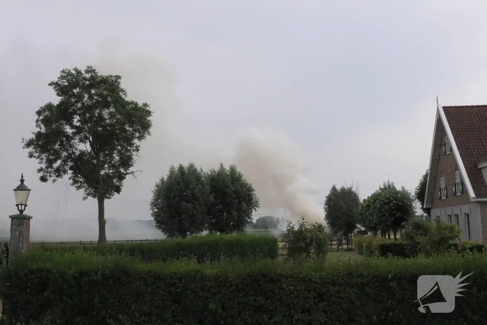 Trailer geladen met hooibalen uitgebrand in weiland
