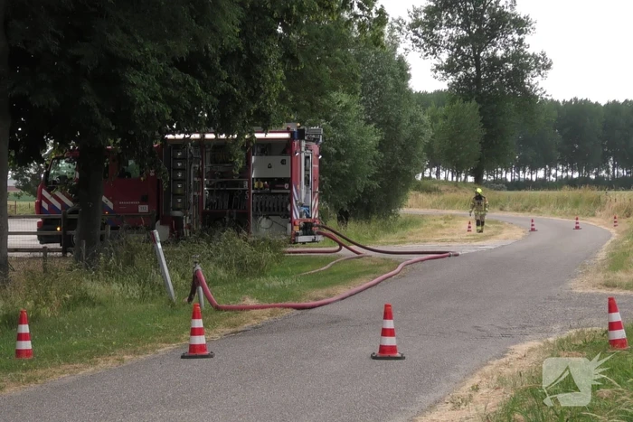 Trailer geladen met hooibalen uitgebrand in weiland
