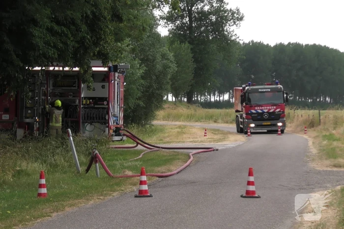 Trailer geladen met hooibalen uitgebrand in weiland