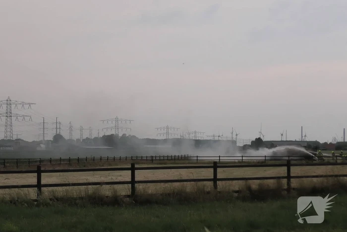 Trailer geladen met hooibalen uitgebrand in weiland