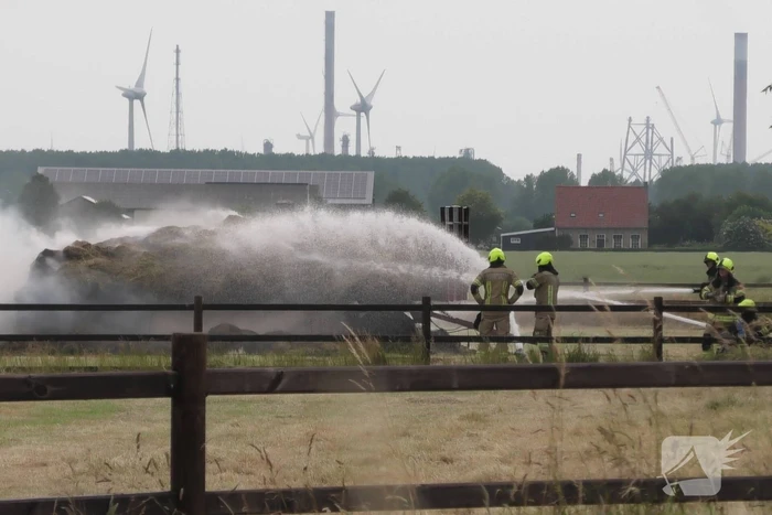 Trailer geladen met hooibalen uitgebrand in weiland