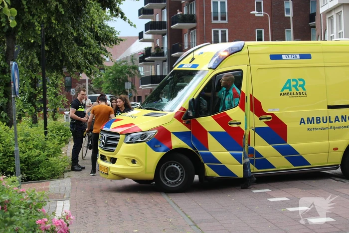 Twee personenwagens lopen schade op bij botsing