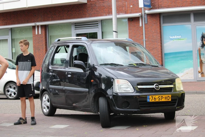 Twee personenwagens lopen schade op bij botsing
