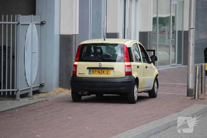 Twee personenwagens lopen schade op bij botsing