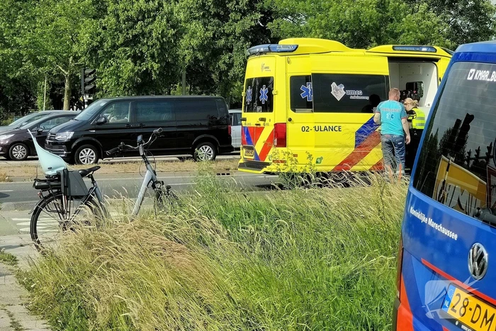 Fietser in botsing met bakwagen