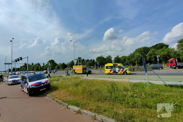 Fietser in botsing met bakwagen