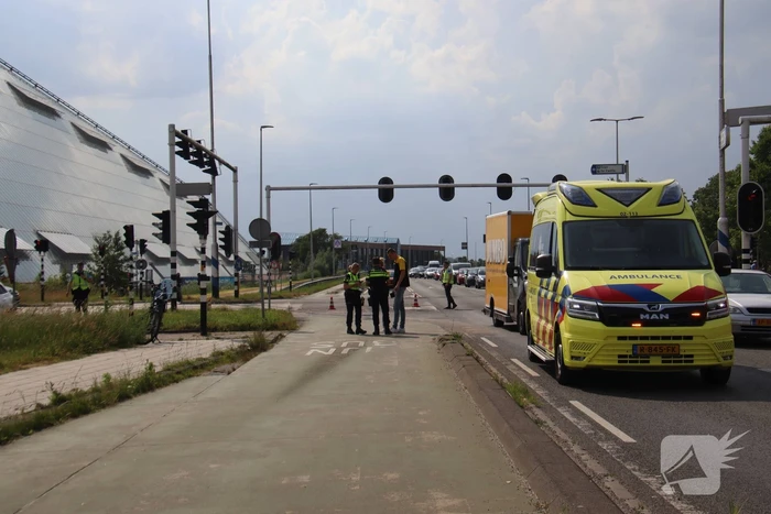 Fietser in botsing met bakwagen