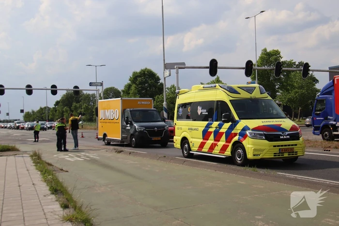 Fietser in botsing met bakwagen