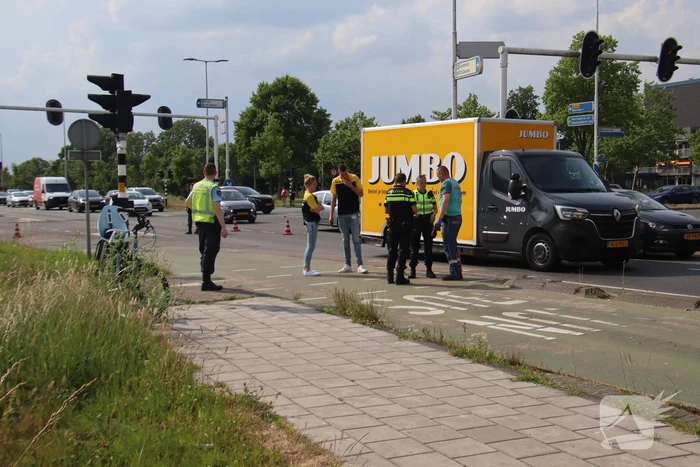 Fietser in botsing met bakwagen