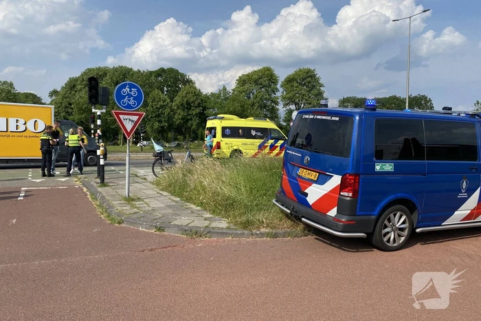 Fietser in botsing met bakwagen