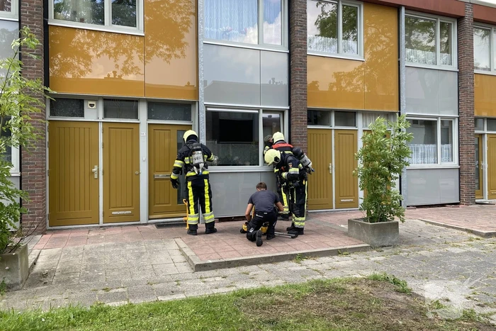 Rookmelder van de buren waarschuwt voor woningbrand