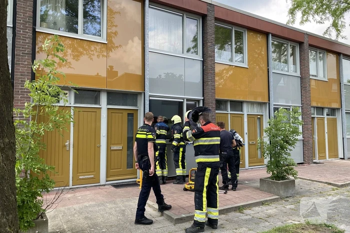 Rookmelder van de buren waarschuwt voor woningbrand