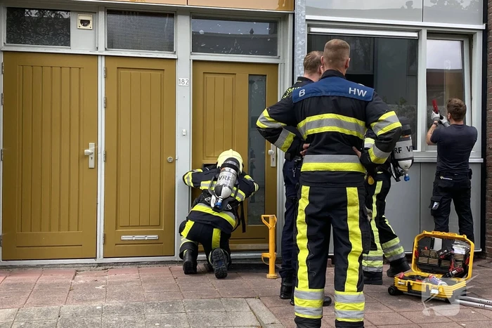 Rookmelder van de buren waarschuwt voor woningbrand