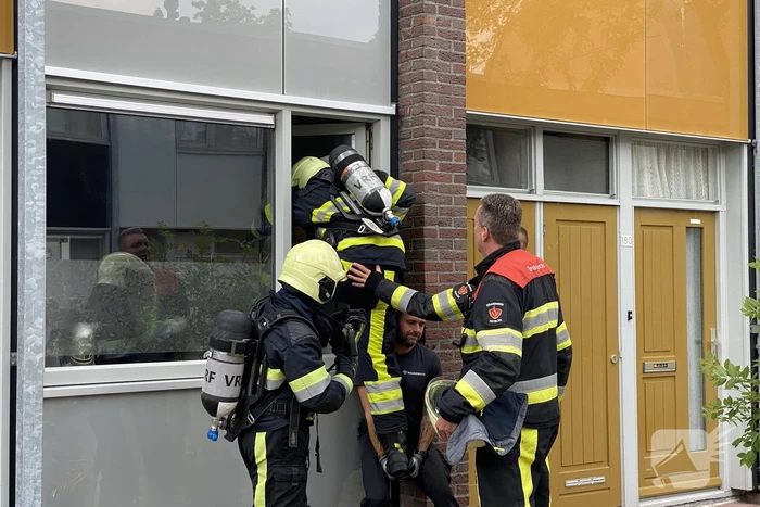 Rookmelder van de buren waarschuwt voor woningbrand