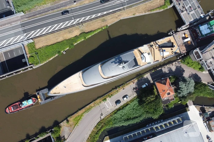 Veel bekijks bij voorbijvarend megajacht Obsidian