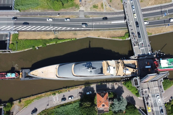 Veel bekijks bij voorbijvarend megajacht Obsidian