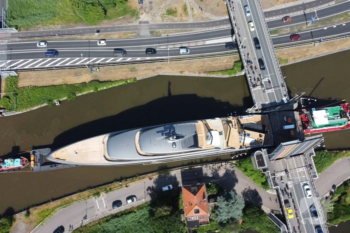 Veel bekijks bij voorbijvarend megajacht Obsidian