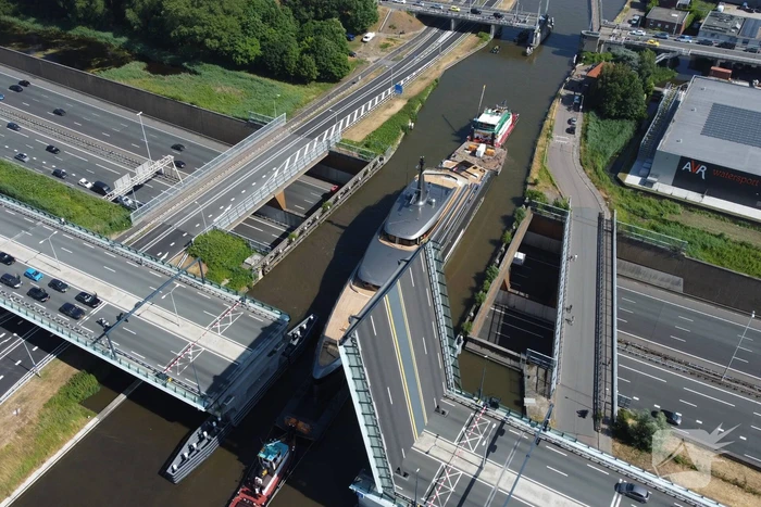 Veel bekijks bij voorbijvarend megajacht Obsidian