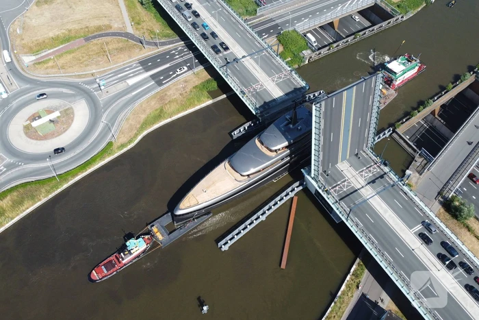 Veel bekijks bij voorbijvarend megajacht Obsidian