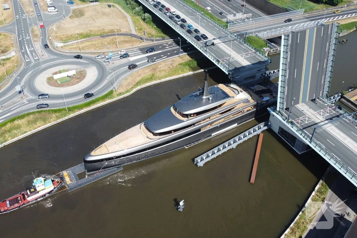Veel bekijks bij voorbijvarend megajacht Obsidian