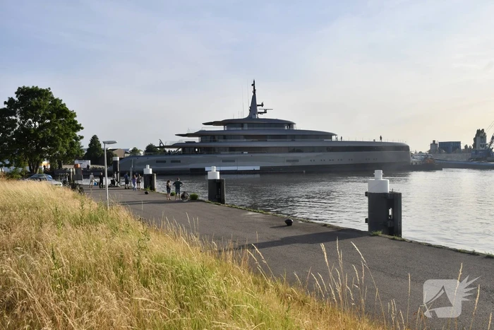 Veel bekijks bij voorbijvarend megajacht Obsidian
