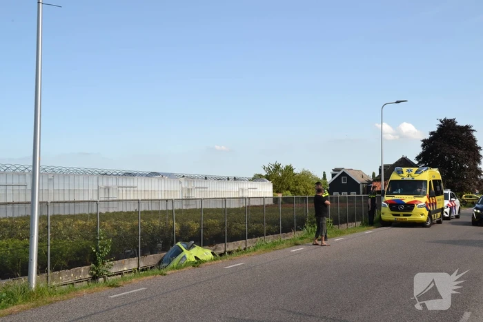 Automobilist raakt van de weg en belandt in sloot