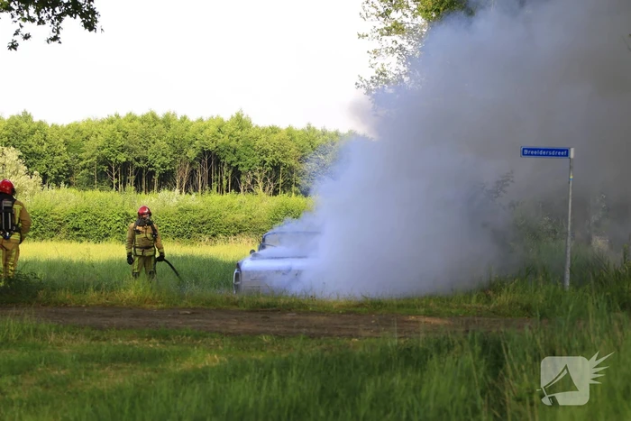 Oldtimer uitgebrand terwijl eigenaar rustig schildert