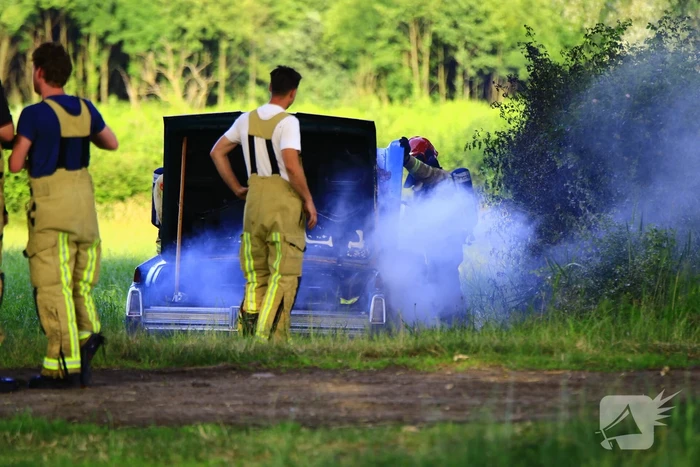Oldtimer uitgebrand terwijl eigenaar rustig schildert