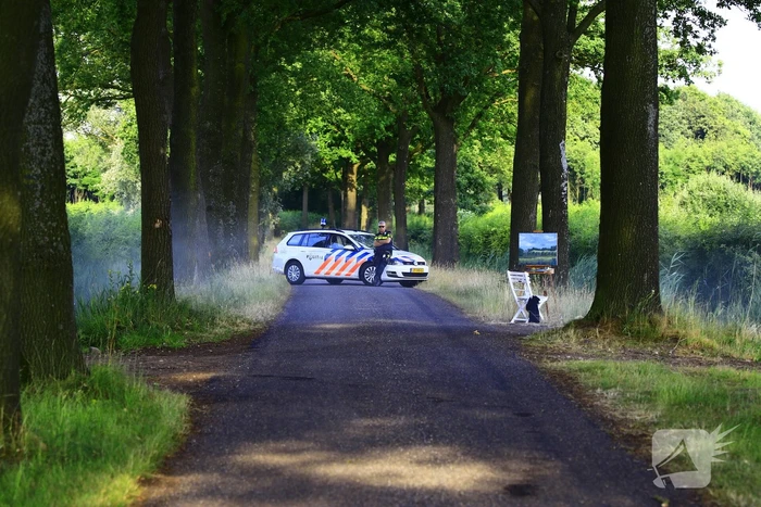 Oldtimer uitgebrand terwijl eigenaar rustig schildert