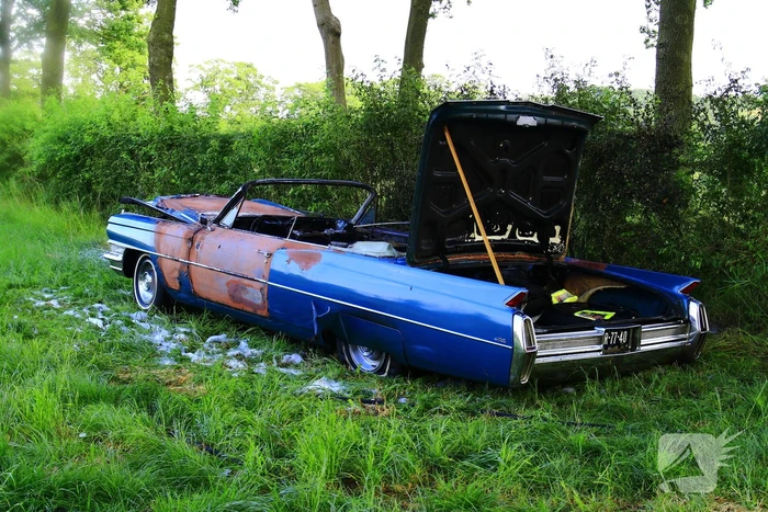Oldtimer uitgebrand terwijl eigenaar rustig schildert