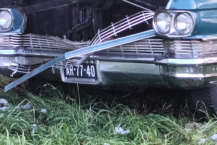 Oldtimer uitgebrand terwijl eigenaar rustig schildert