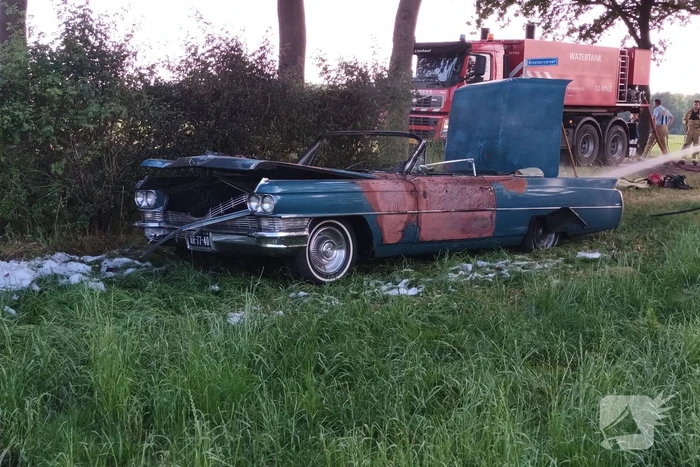 Oldtimer uitgebrand terwijl eigenaar rustig schildert