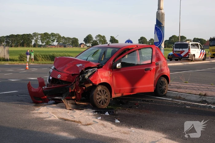 Bestelbus en personenwagen lopen flinke schade op