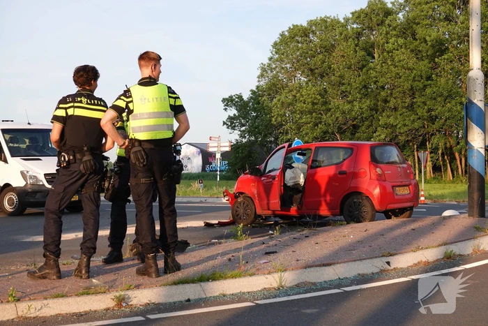 Bestelbus en personenwagen lopen flinke schade op