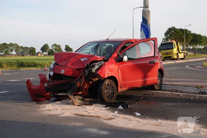 Bestelbus en personenwagen lopen flinke schade op