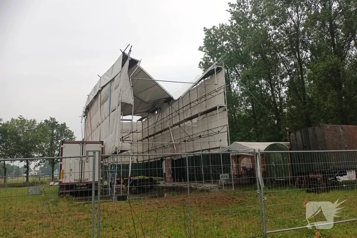 Tenthal voor brabantsedag stort deels in