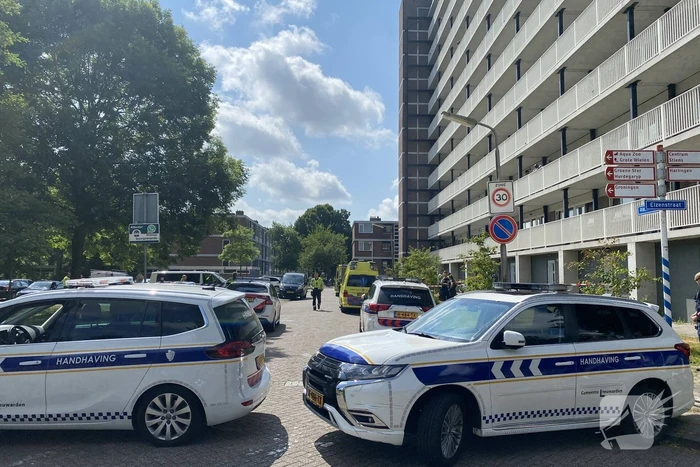 Gewonde persoon op straat overleden
