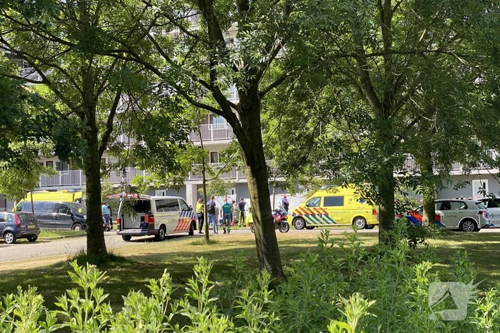 Gewonde persoon op straat overleden