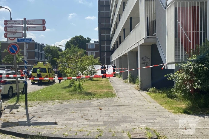 Gewonde persoon op straat overleden