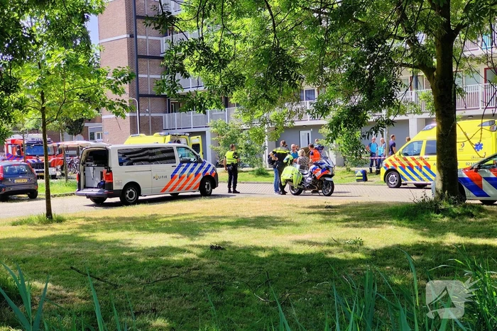 Gewonde persoon op straat overleden