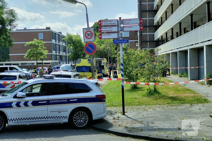 Gewonde persoon op straat overleden