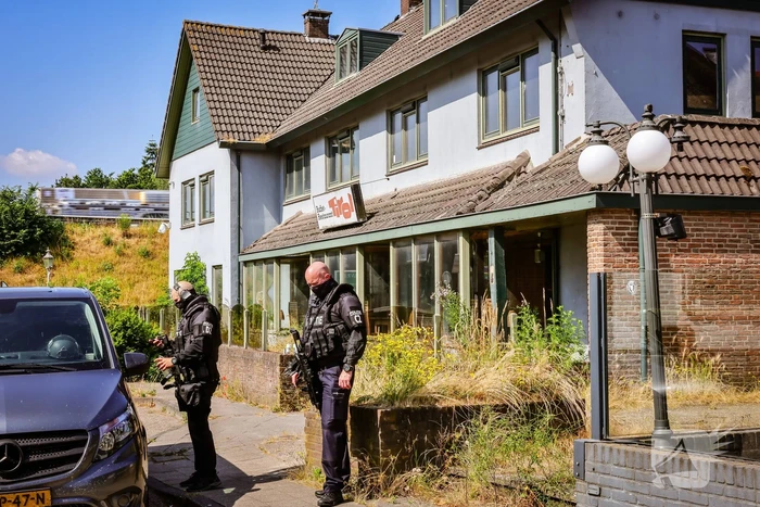 Grote politie-inzet bij coffeeshop 't Klavertje